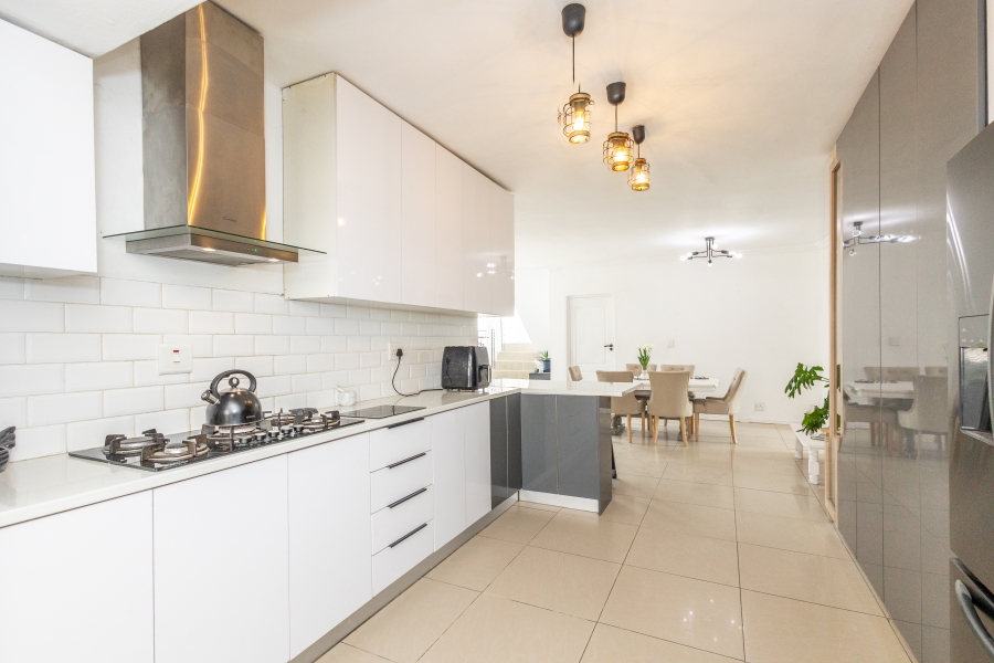 6 Bedroom Property for Sale in Jakarandas Western Cape